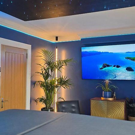 The New Blue Horse Suite At The Grumpy Schnauzer B&B Luxury Private Indoor Hot Tub Breakfast In Bed Airdrie Eksteriør bilde