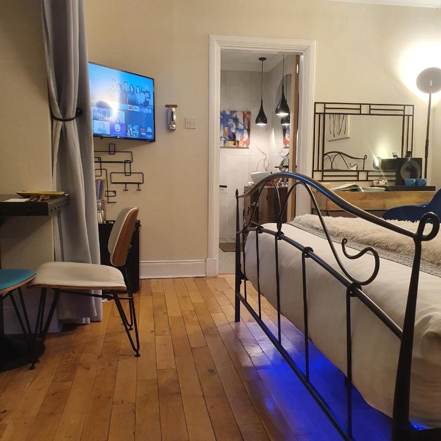 The New Blue Horse Suite At The Grumpy Schnauzer B&B Luxury Private Indoor Hot Tub Breakfast In Bed Airdrie Eksteriør bilde