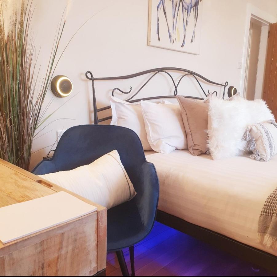 The New Blue Horse Suite At The Grumpy Schnauzer B&B Luxury Private Indoor Hot Tub Breakfast In Bed Airdrie Eksteriør bilde