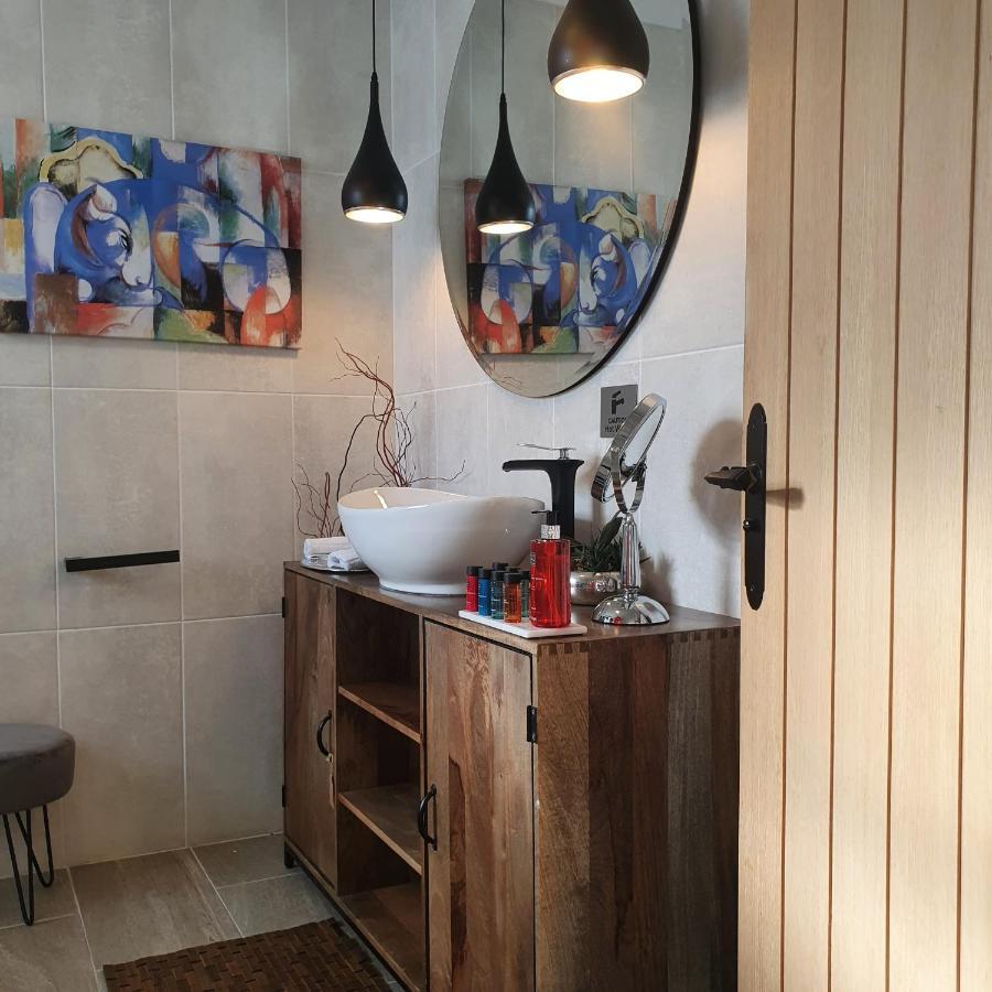 The New Blue Horse Suite At The Grumpy Schnauzer B&B Luxury Private Indoor Hot Tub Breakfast In Bed Airdrie Eksteriør bilde