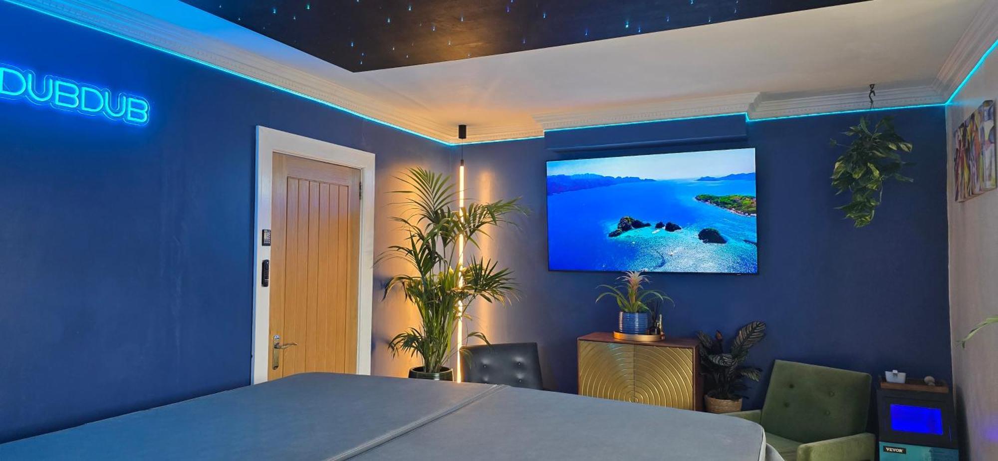 The New Blue Horse Suite At The Grumpy Schnauzer B&B Luxury Private Indoor Hot Tub Breakfast In Bed Airdrie Eksteriør bilde