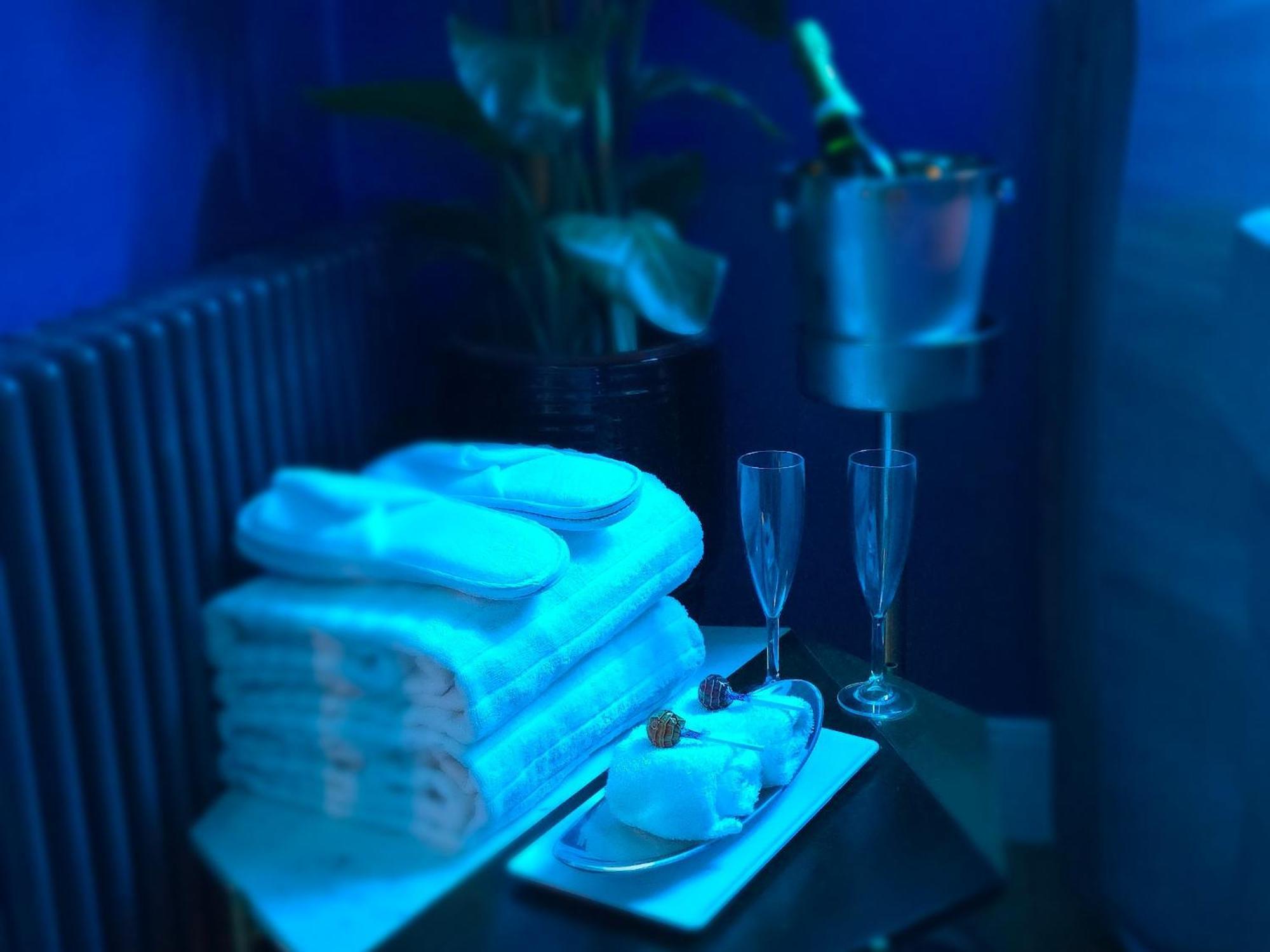 The New Blue Horse Suite At The Grumpy Schnauzer B&B Luxury Private Indoor Hot Tub Breakfast In Bed Airdrie Eksteriør bilde